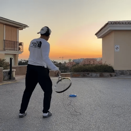 TenisFit Antrenman Seti ile vuruş tekniği nasıl geliştirilir? Doğru raket tutuşu ve topa etkili vuruş yapma adımlarını gösteren örnek görsel. Reflex, koordinasyon ve hız antrenmanları için ideal kullanım kılavuzu.