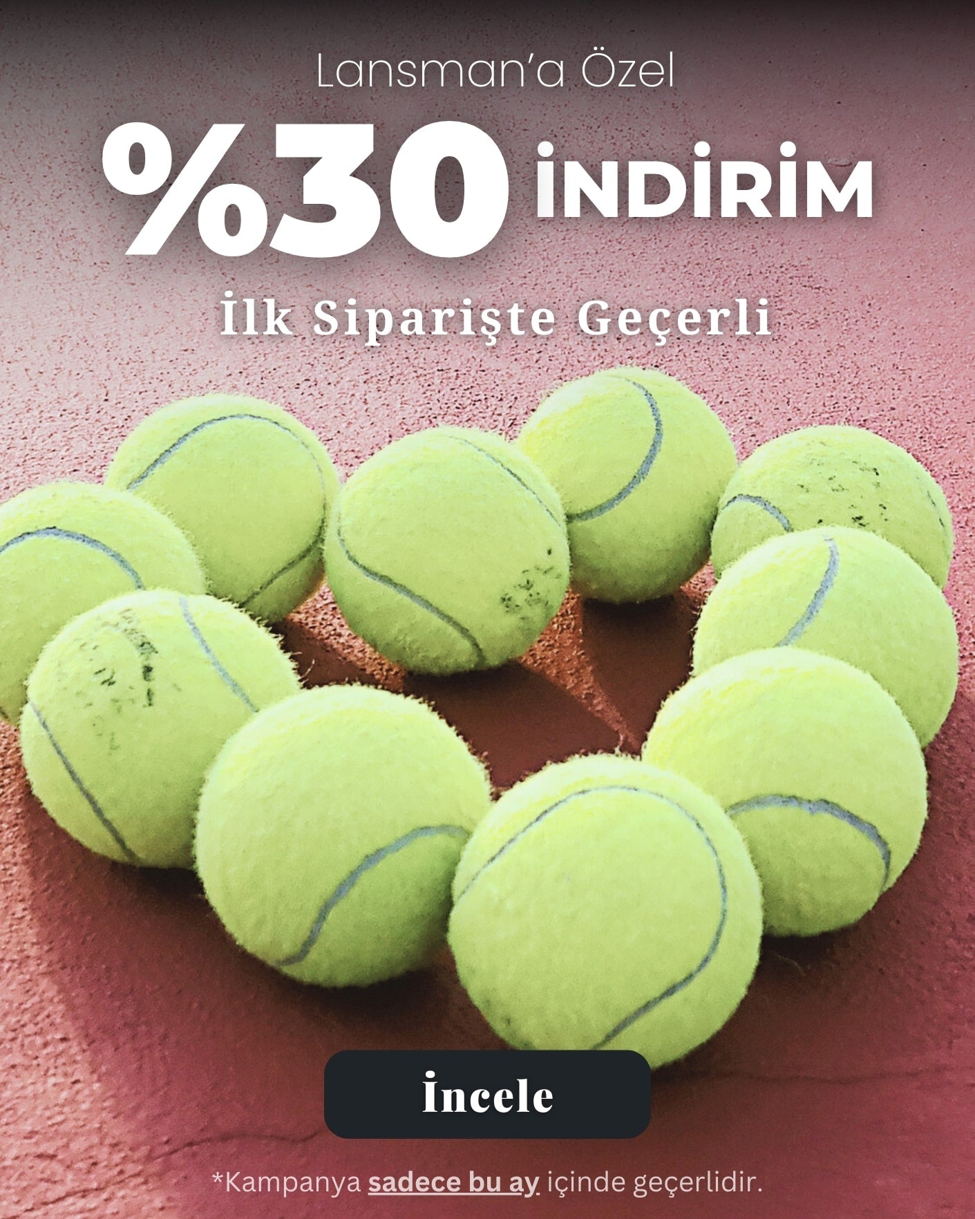 Tenis tutkunları için özel! Mobil tenis toplarıyla oluşturulmuş kalp şekli, spora olan sevgiyi yansıtıyor. Tenis aksesuarlarını keşfet ve antrenmanlarını bir üst seviyeye taşı!